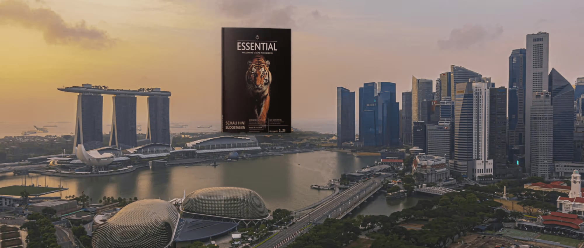Singapur Skyline mit ESSENTIAL Magazin am Horizont